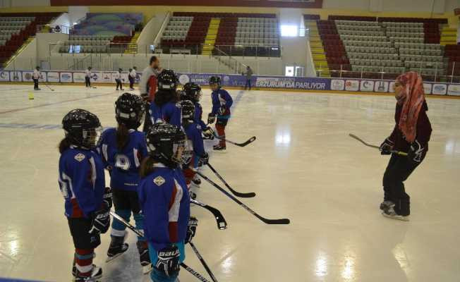 "ASP Minikler Buz Hokeyi Şampiyonası" buz hokey kampı başladı