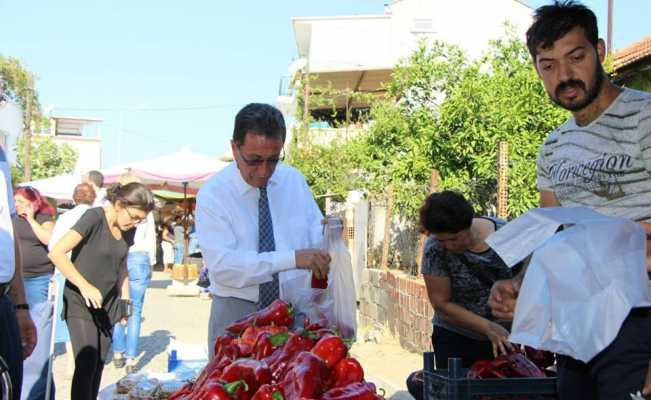 Başkan Saka evinin alışverişini pazardan yapıyor
