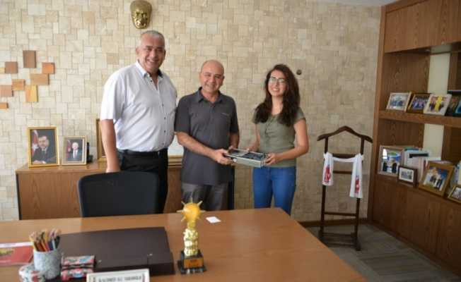 Başkan Saraoğlu, Tıp Fakültesi’ni kazanan öğrenciye stetoskop hediye etti