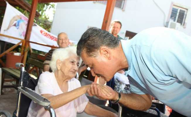 Başkan Tuna, Yaşlı Bakım Merkezi’nde kalan yaşlılarla buluştu