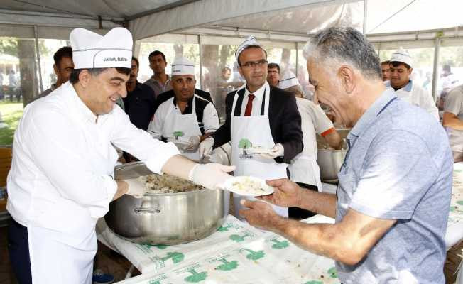 Fadıloğlu, esnafa pilav ikram etti