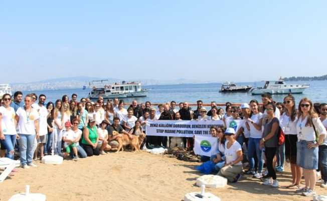Gönüllüler deniz ve kıyı temizliği yaptı
