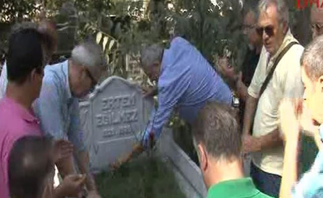 Hababam Sınıfı" Ertem Eğilmez'i mezarı başında andı