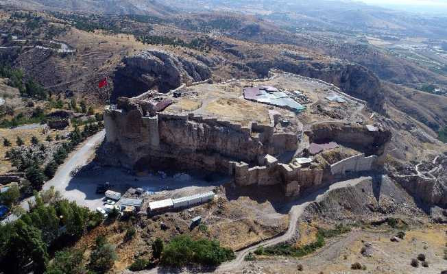 Harput Kalesi, tarihe ışık tutuyor