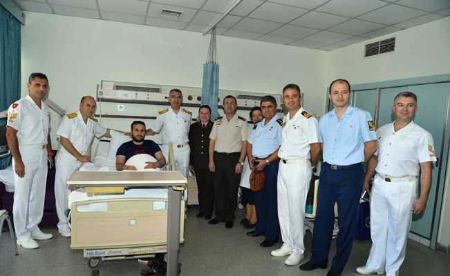 Hastanede tedavi gören asker ve gazilere bayram ziyareti