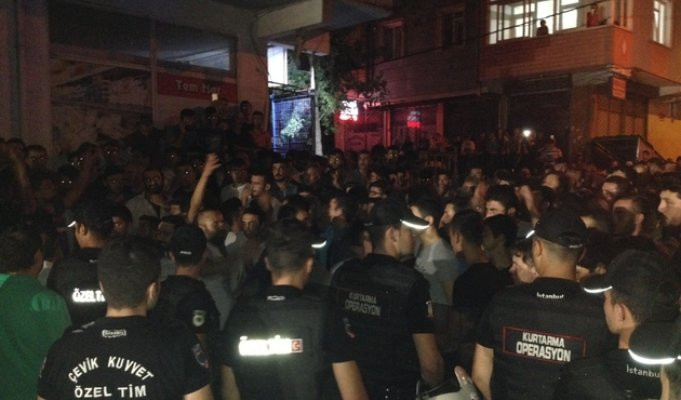 İstanbul'da tehlikeli gerginlik! Kalabalık Suriyelilerin kaldığı evlere yürümek istedi!