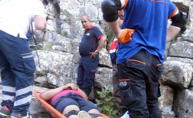 Kayalıklarda mahsur kalan şahıs 4 saatlik operasyonla kurtarıldı
