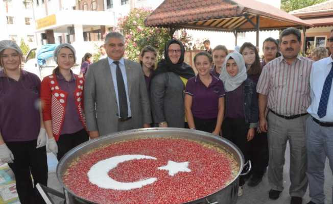 Kız Meslek Lisesi öğrencilerinden ay-yıldızlı aşure