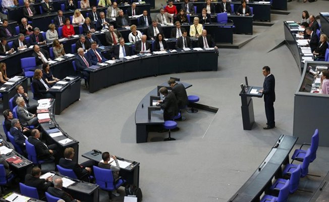 Alman Meclisi'nde oturma düzeni problem oldu