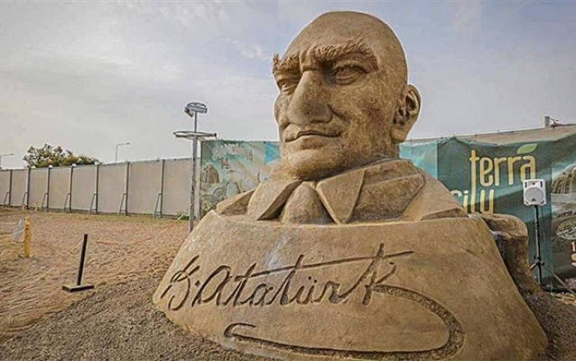 Atatürk'e benzemeyen Atatürk büstü!