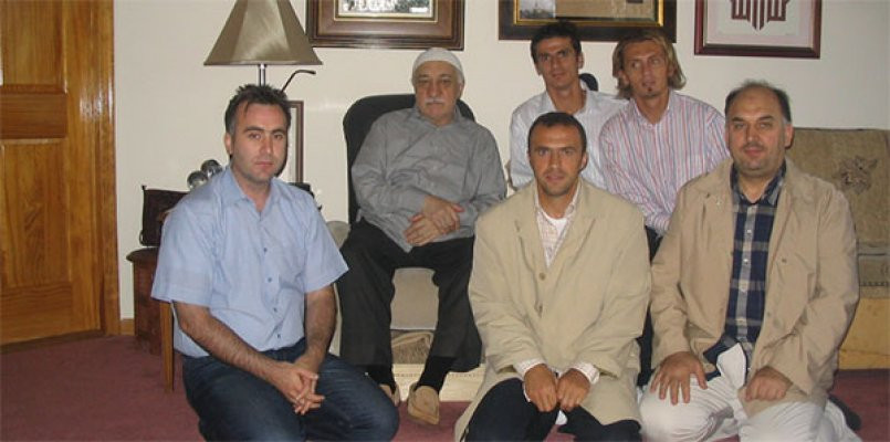 Eski Galatasaraylı futbolcular FETÖ elebaşı Gülen ile aynı karede