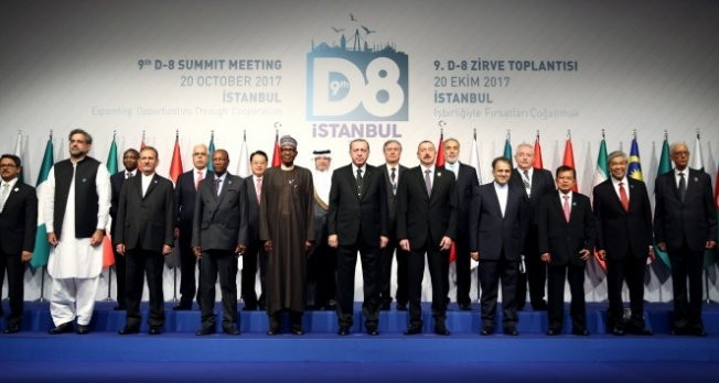 Liderler D-8 zirvesi için İstanbul'da! Devlet ve hükümet başkanlarında aile fotoğrafı
