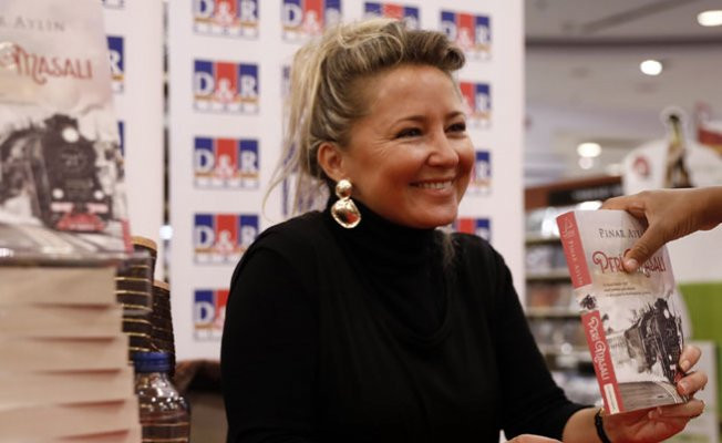 Pınar Aylin ilk kitabı 'Peri Masalı'nı imzaladı