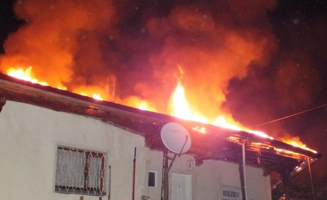 Yozgat’ta tandır ateşi, 3 evi yaktı