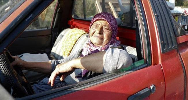 71 yaşındaki Fatma teyze kamyonet kullanarak semt pazarlarına ürün taşıyor video