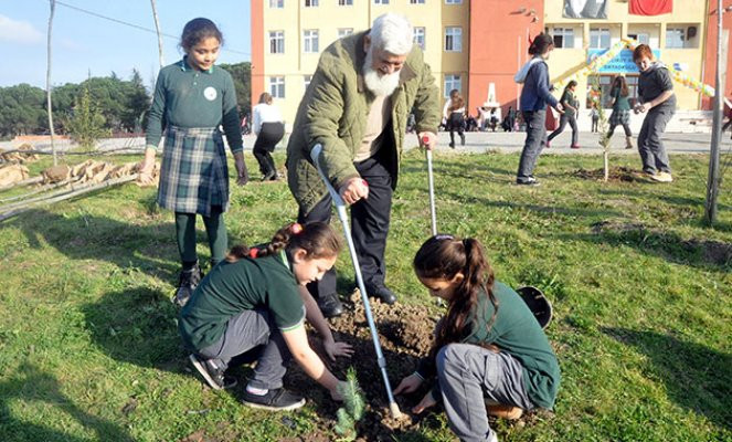93 yaşında okul bahçesine 700 fidan dikti