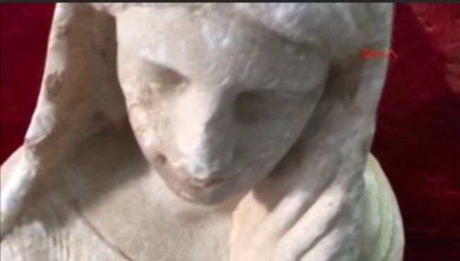 Adıyaman'ın Samsat ilçesinde Roma dönemine ait kadın heykeli ele geçirildi