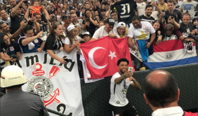 Colin Kazım'dan Türk bayraklı şampiyonluk kutlaması!
