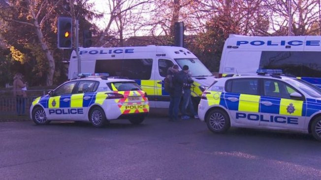 İngiltere'de çalıntı araba ağaca çarptı, 5 kişi öldü