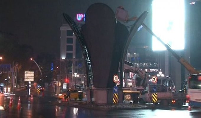 Mustafa Tuna Melih Gökçek'i Ankara'dan kazıyor! Kızılay Meydanı’ndaki lale heykeli de kaldırıldı!