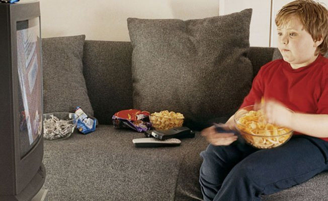 Televizyon başında 2 saatten fazla oturan çocuk obez oluyor