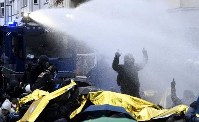 Almanya'da, AfD kongresini protesto edenlerle polis çatıştı