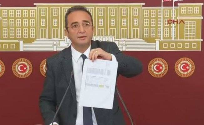 CHP'li Bülent Tezcan belgeleri basına dağıtıyor