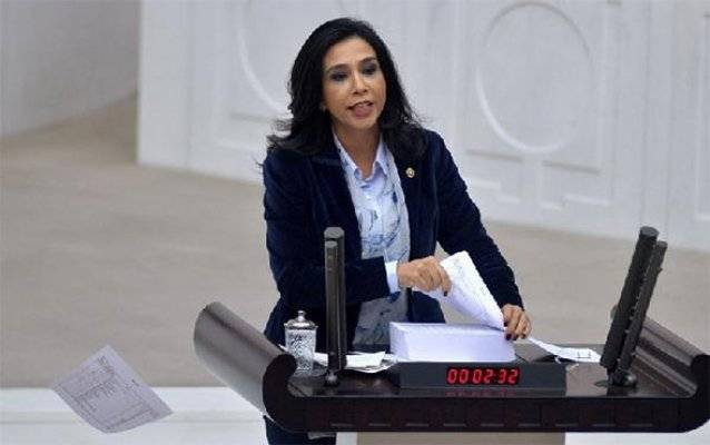 CHP'li Gülay Yedekçi 2018 bütçesini Meclis kürsüsünde yırttı!