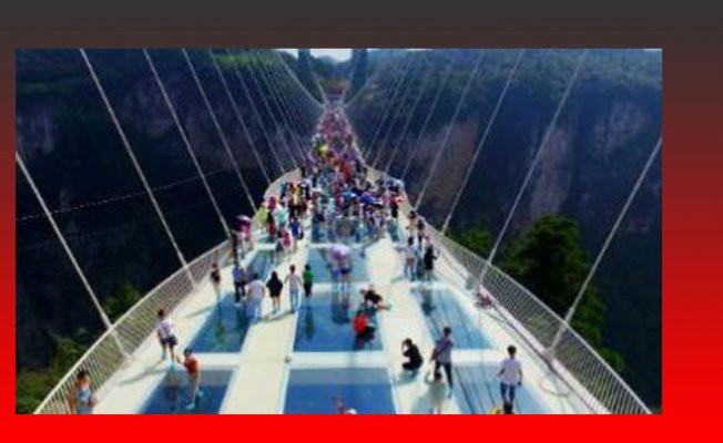 Çin'de dünyanın en uzun cam köprüsü ziyaretçiye açıldı