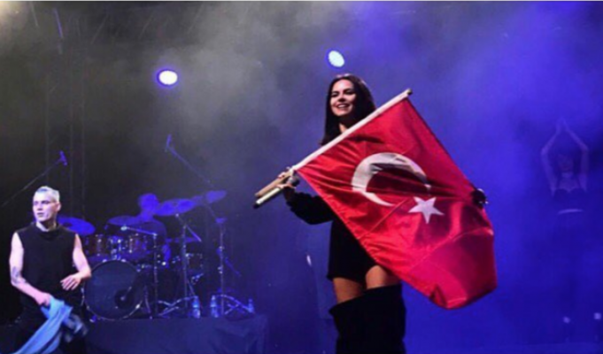 Dünyaca ünlü şarkıcı yeni yılı Türk bayraklı fotoğrafla kutladı!