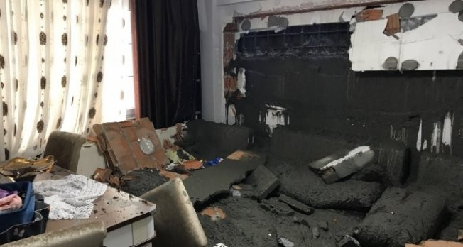 Eyüpsultan Yeşilpınar'da bir binanın duvarı çöktü! Yaralılar var video izle