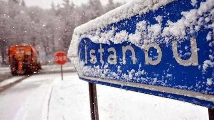 İstanbul’da kar yağışı başladı: Beyaza büründü