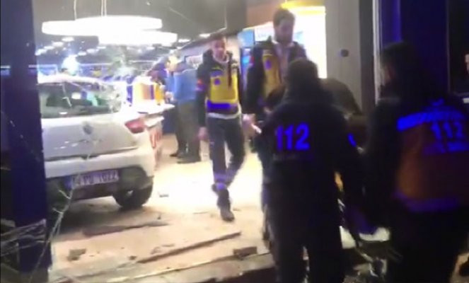 Maltepe'de bir araç, dükkana girdi: 2 yaralı