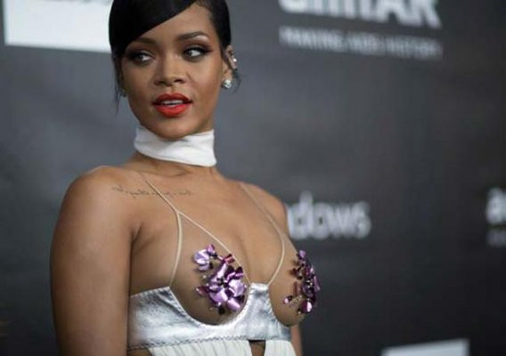 Rihanna yüzüğünü sakladı