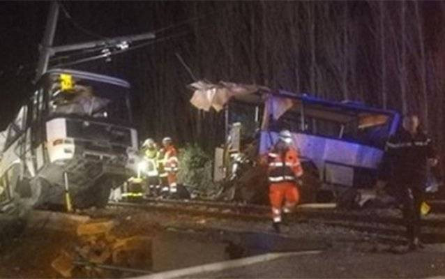 Tren ile otobüs çarpıştı: 4 ölü, 24 yaralı!
