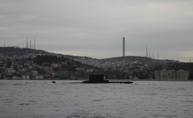 Türk denizaltısı İstanbul Boğazı'ndan geçti - İzle