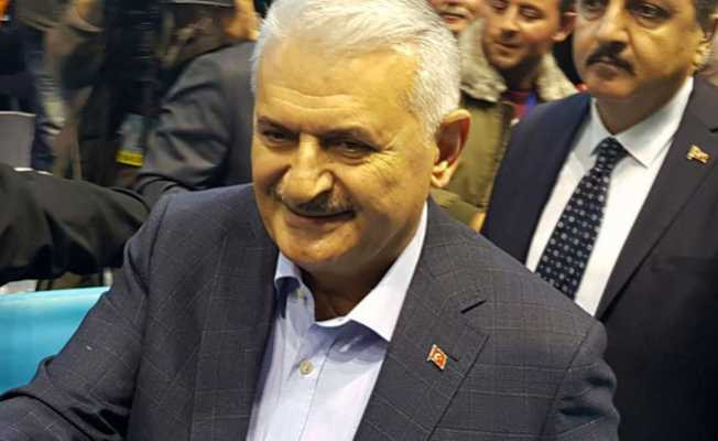 Başbakan Yıldırım: Bizim kongrelerimizde masalar sandalyeler havada uçuşmaz