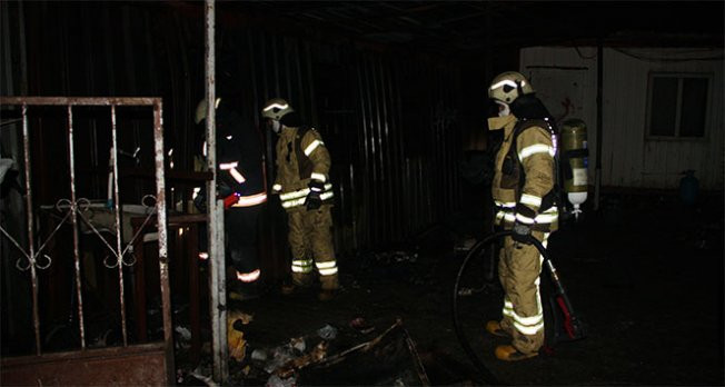 Beylikdüzü’nde konteynerde yangın: 3 ölü, 1 yaralı video