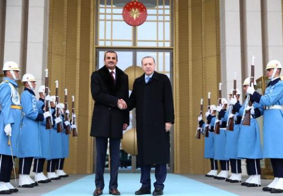 Cumhurbaşkanı Erdoğan Katar Emirini kabullünde dikkat çeken görüntü