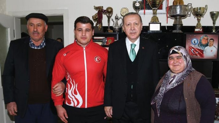 Cumhurbaşkanı Erdoğan milli güreşçiyi evinde ziyaret etti