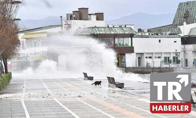 İzmir'de vapur seferlerine fırtına engeli