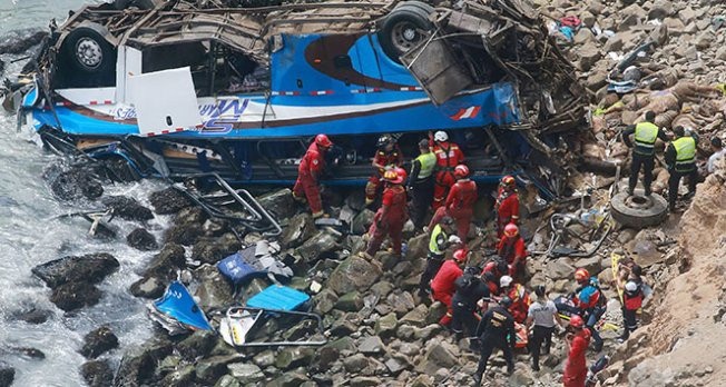 Peru’da otobüs uçuruma devrildi : en az 48 ölü! video