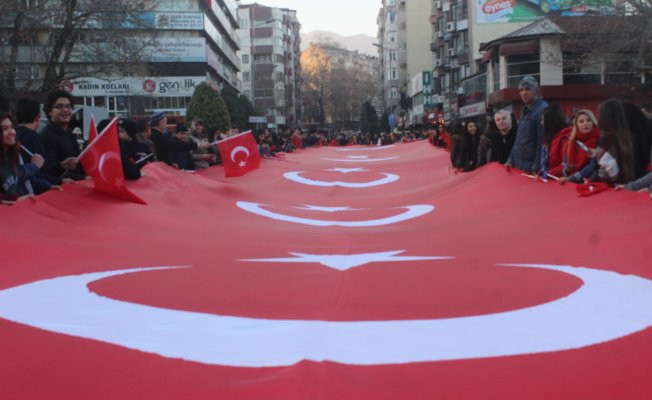 Sarıkamış Harekatı'nı dev Türk bayrağı taşıyarak andılar