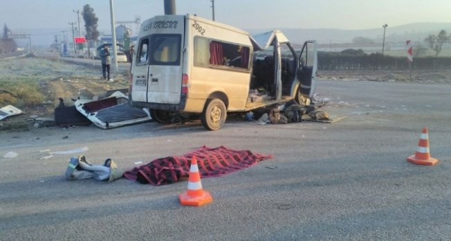 Servis aracı minibüsle çarpıştı: 3 ölü, 32 yaralı