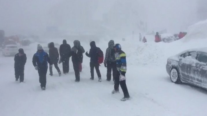 Uludağ'da kar fırtınası yüzünden yüzlerce tatilcinin aracı kar altında kaldı
