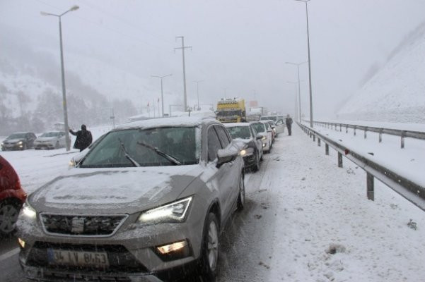 Yoğun kar, o yolu da trafiğe kapattı