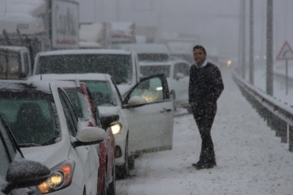 Yoğun kar, yolu trafiğe kapattı