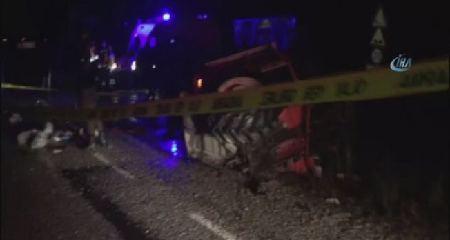 Yolcu minibüsü ile traktör çarpıştı: 1 ölü, 2 yaralı
