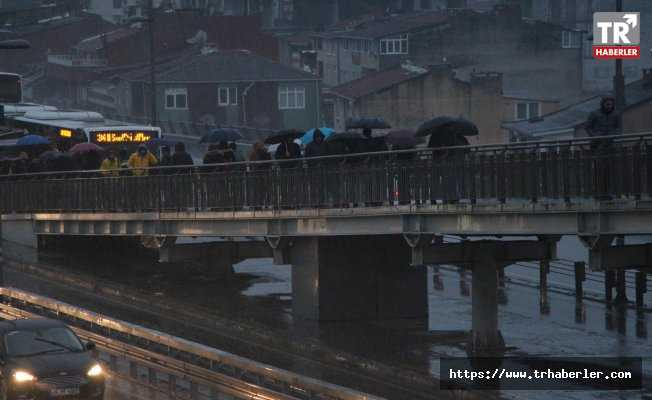 İstanbul'da sağanak yağmur etkili oluyor ...İstanbuldan Görüntüler !(Video İzle)