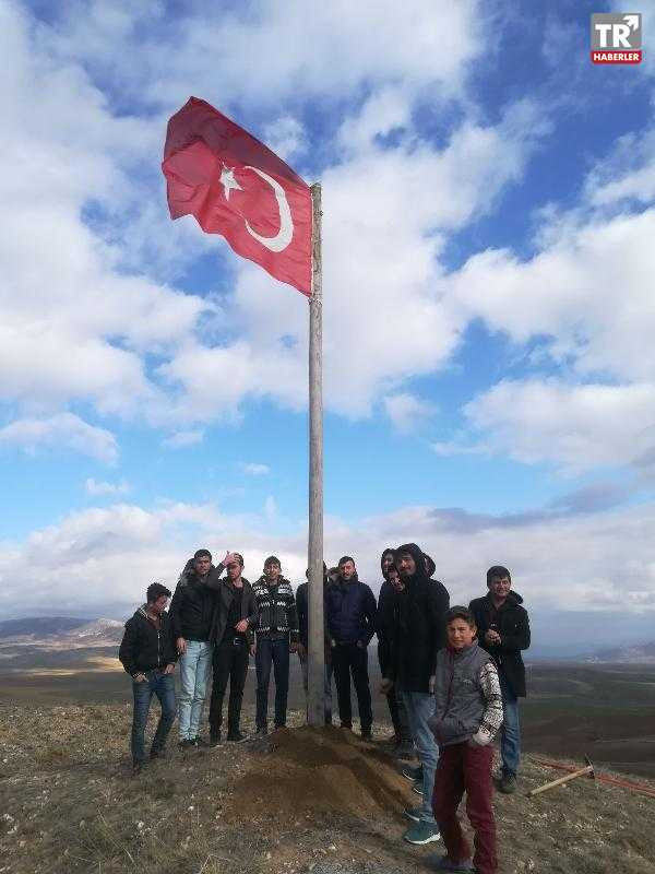 Köyün en yüksek tepesinde Mehmetçik için Türk bayrağını göndere çektiler